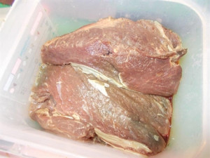 Dodávka vezla na D1 200 kilogramů masa neznámého původu. Nebylo ani chlazené