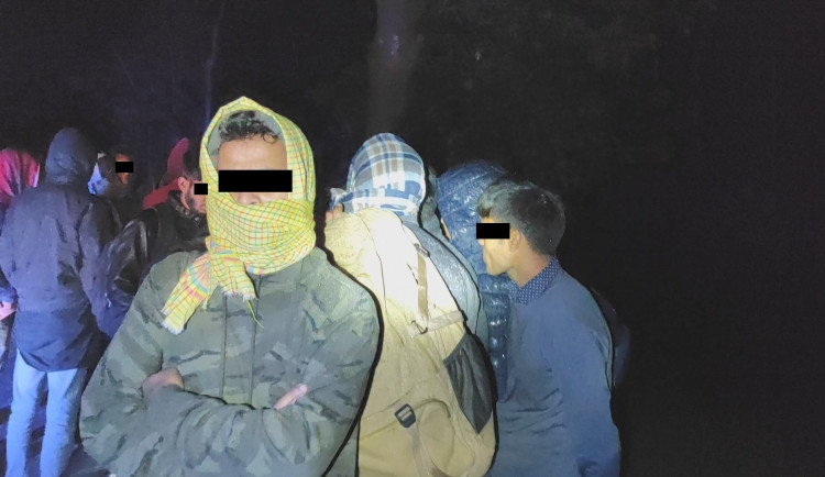 Po silnici u Nadějova šlo 25 uprchlíků z Bangladéše. Jejich cílem byla Itálie