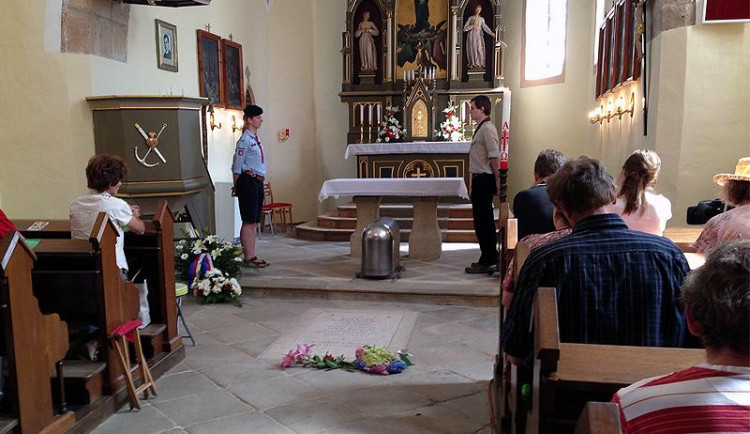 U schrány vystavené před obětním stolem drželi čestnou stráž skauti. Foto: Christnet / Vít Luštinec