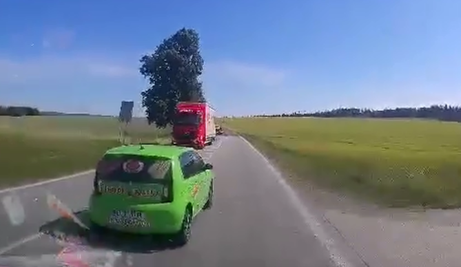 Nebezpečný manévr rozvozu pizzy. Při předjíždění u Kostelce se sotva stihl zařadit před protijedoucím kamionem