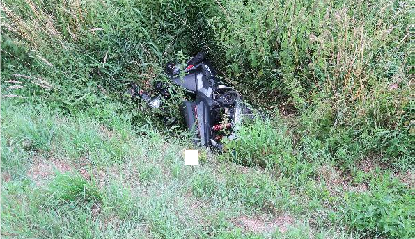 Policie hledá svědky páteční nehody u Kostelce. Sražená motocyklistka utrpěla vážná zranění