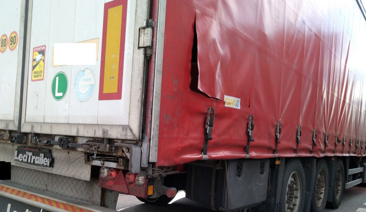 Přes Vysočinu cestovali další migranti, z toho tři nezletilí. Vylezli z náklaďáku otvorem v plachtě 