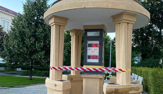 Ve Znojmě se těší na opravu meteorologického altánku. Znovu se rozehraje barvami