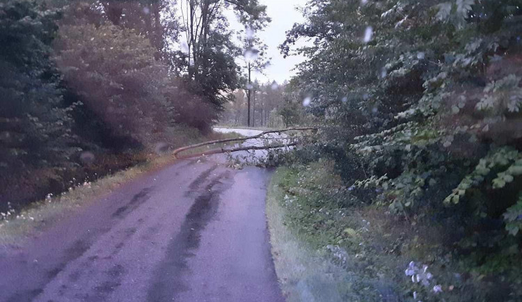 Bouřka na Vysočině. Hasiči měli třicet výjezdů, nikdo se nezranil
