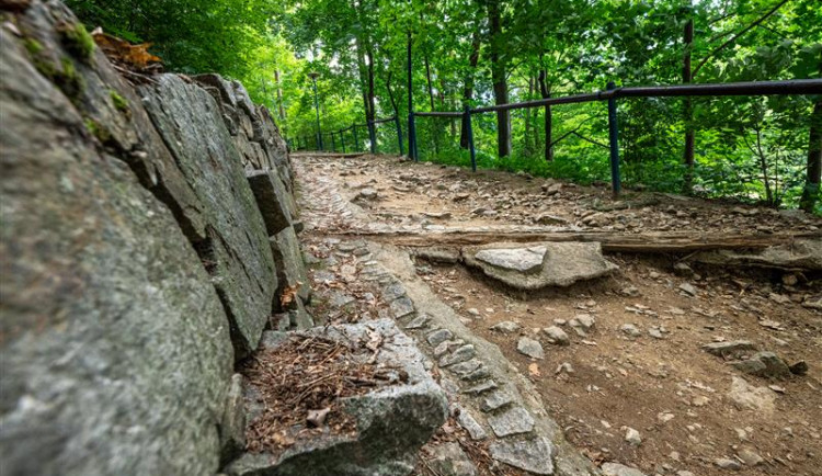 Město nechá na Heulose opravit strmou cestu od zoo k hrádku. Nové zde bude i zábradlí a osvětlení