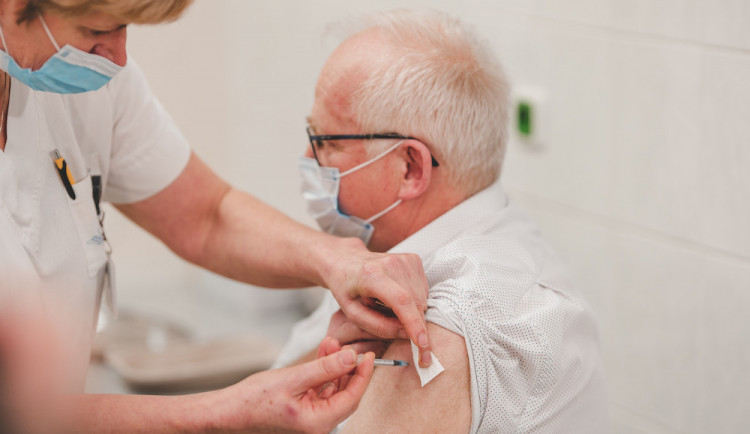 Začíná očkování proti covidu čtvrtou dávkou. Ministr zdravotnictví ho doporučuje stihnout před podzimem
