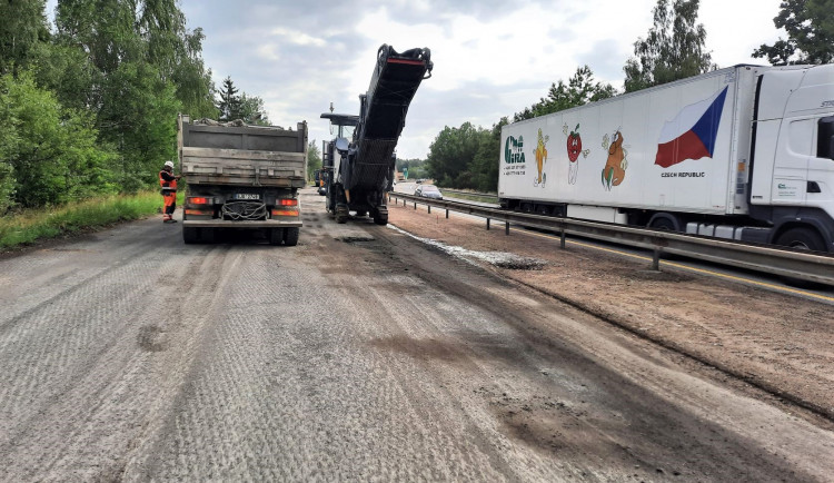 Opravy povrchu vozovky na jihlavském přivaděči