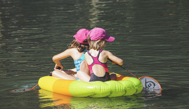 Do ČR se blíží tropy, hrozí požáry. Na horko by se měli připravit také cestující vlakem