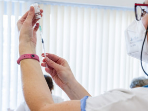 Nemocnice a centra již podávají čtvrtou dávku očkování proti covidu. Kam pro vakcínu na Vysočině?