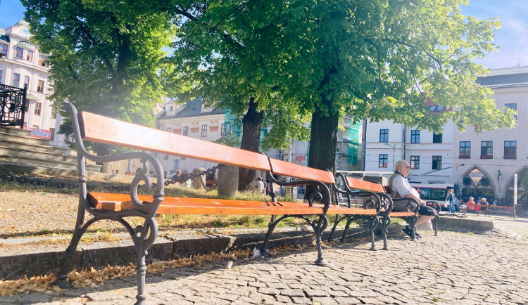 Lidé si stěžují na ženu, co v centru Jihlavy močí na lavičky. Opakovaně končí na záchytce, říká strážník