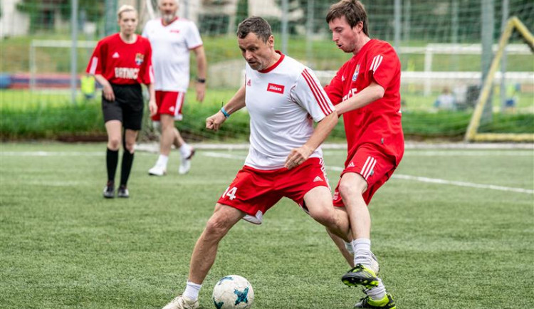 Nová sezóna na novém hřišti. Fotbalistům za 7 milionů vymění umělý trávník v areálu Na Stoupách