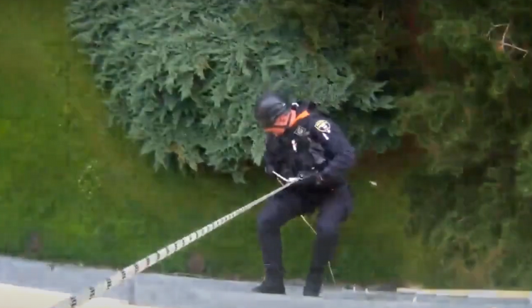 Policisté v Brně se slanili k důchodkyni, která se nemohla hýbat