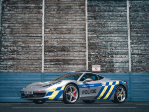 VIDEO: Ve Ferrari se proháněli kriminálníci, teď bude sloužit policistům