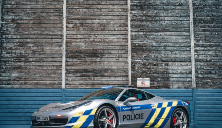 Ve Ferrari se proháněli kriminálníci, teď bude sloužit policistům