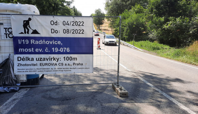 Most na silnici I/19, který překlenuje silnici I/19 přes Slavkovický potok u Radňovic na Žďársku