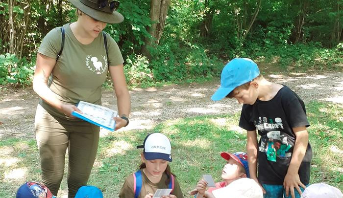 O lese se učí děti i o prázdninách. Tématem je zvěř i to, kde se může rozdělat oheň