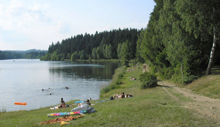 Nádrž Sedlice i rybník Kachlička jsou i nadále kvůli sinicím zakázané