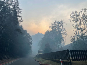 Pomoc z Vysočiny: 17 hasičů v noci vyrazilo do Českého Švýcarska. Hasí poblíž Pravčické brány