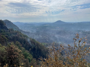 Pomoc z Vysočiny: 17 hasičů v noci vyrazilo do Českého Švýcarska. Hasí poblíž Pravčické brány