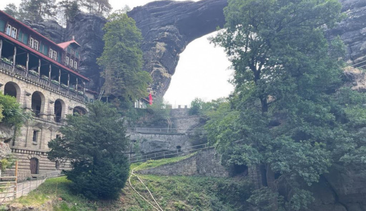 Pomoc z Vysočiny: 17 hasičů v noci vyrazilo do Českého Švýcarska. Hasí poblíž Pravčické brány