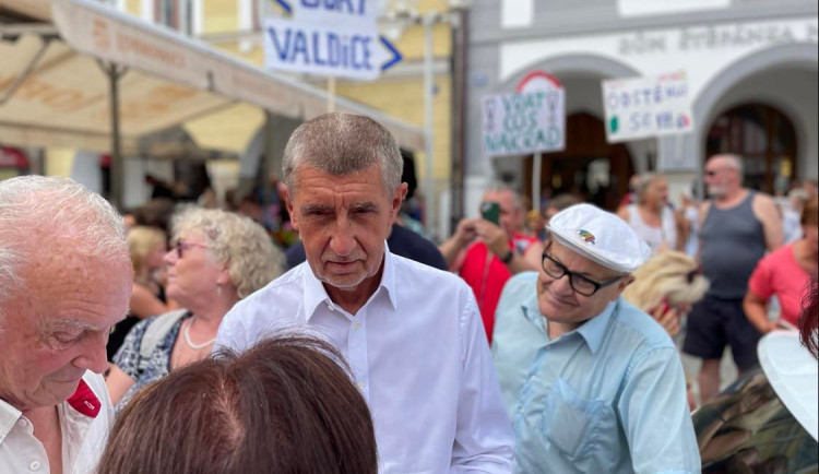 Policie vyslechla ženu, kterou zajistila na Babišově mítinku v Krumlově. Protesty dnes pokračovaly i v Táboře