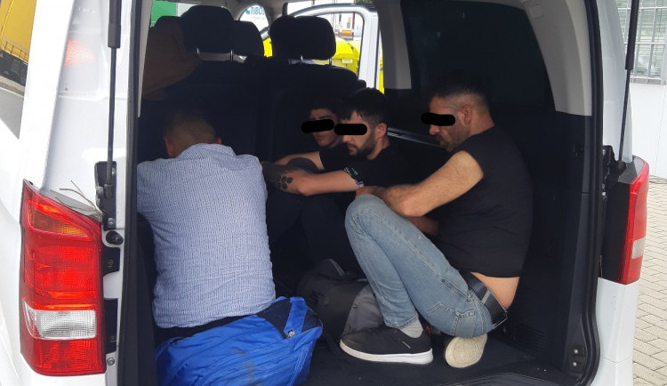 Do Německa už nedojedou. Celníci na Vysočině zadrželi pět migrantů, jejich řidič je už obviněn z trestného činu