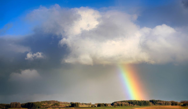 Meteorologové po deštích zmírnili výstrahu před požáry