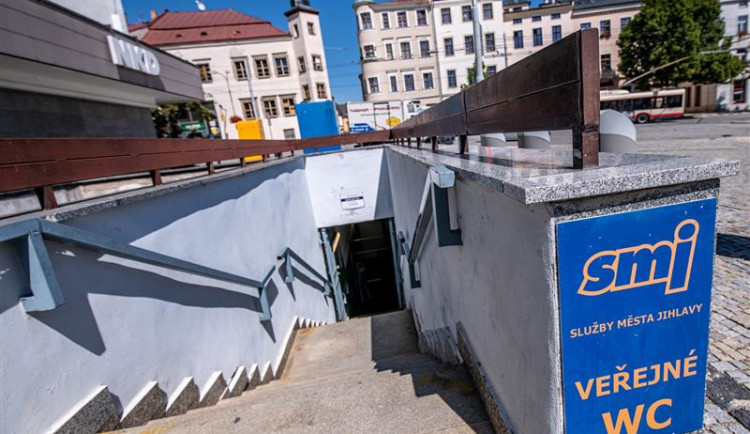 Jihlava má nové veřejné záchody, občané mohou zdarma využít toalety ve Zlaté hvězdě a Radniční restauraci