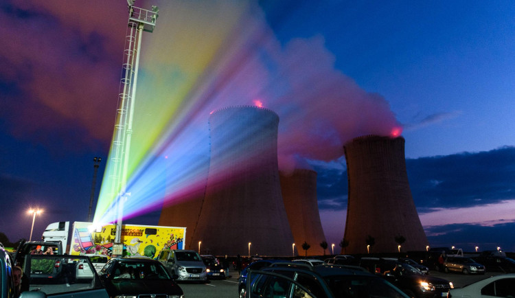 Pod věžemi elektrárny se bude bude opět promítat. Diváci letního kina a autokina uvidí v srpnu výhradně české filmy