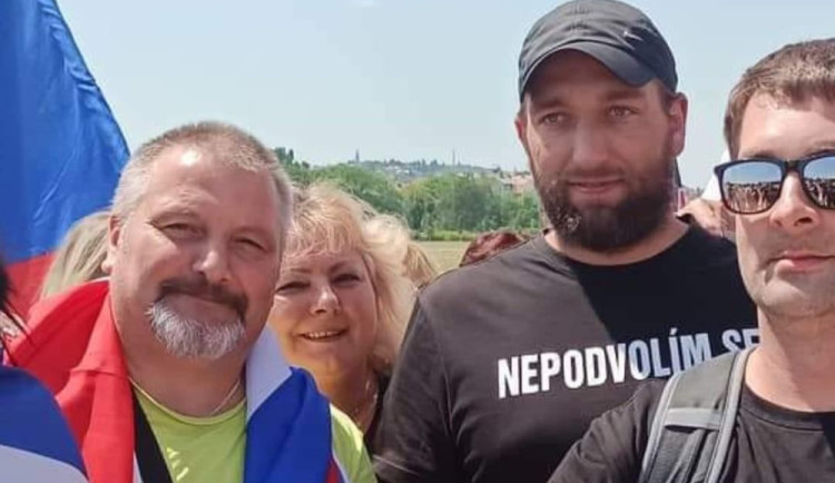 Dezinformátoři Tušl a Čermák jsou ve vazbě kvůli obvinění z hanobení národa a rasy