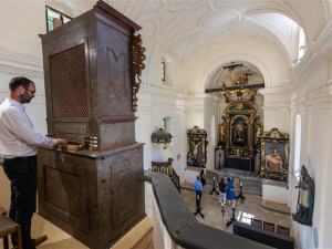 Zchátralá kaple pod Hradem Kámen je po třech letech opravená. Nahlédněte dovnitř