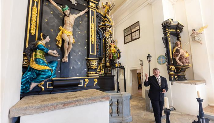 Zchátralá kaple pod Hradem Kámen je po třech letech opravená