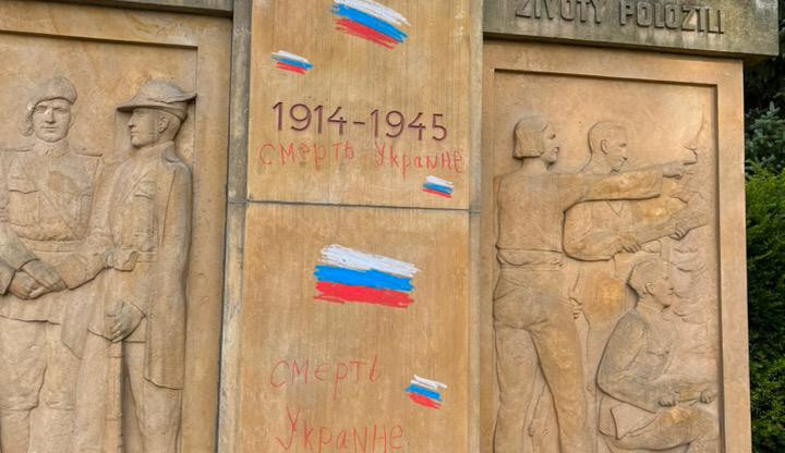 Smrt Ukrajině, objevilo se v azbuce na pomníku v Přibyslavi. Dnes řešíme, jak nápisy odstranit, říká starosta