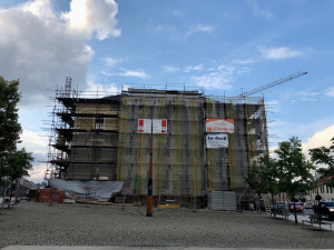 FOTO: Lidé v Třešti si na novou cukrárnu a lékárnu ještě počkají. Oprava budovy na náměstí se protáhne