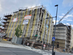 FOTO: Lidé v Třešti si na novou cukrárnu a lékárnu ještě počkají. Oprava budovy na náměstí se protáhne