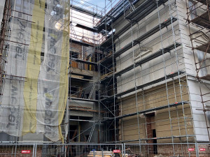 FOTO: Lidé v Třešti si na novou cukrárnu a lékárnu ještě počkají. Oprava budovy na náměstí se protáhne