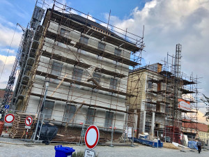 FOTO: Lidé v Třešti si na novou cukrárnu a lékárnu ještě počkají. Oprava budovy na náměstí se protáhne