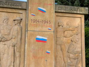 Smrt Ukrajině, objevilo se v azbuce na pomníku v Přibyslavi. Dnes řešíme, jak nápisy odstranit, říká starosta