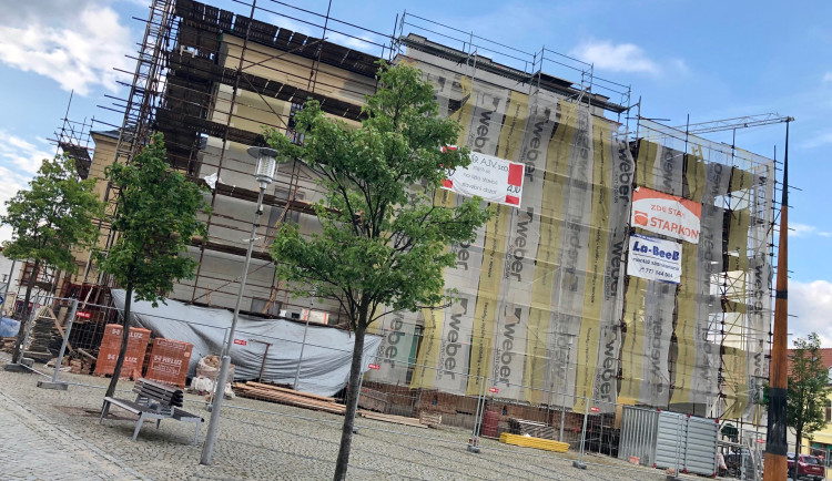 Lidé v Třešti si na novou cukrárnu a lékárnu ještě počkají. Oprava budovy na náměstí se protáhne