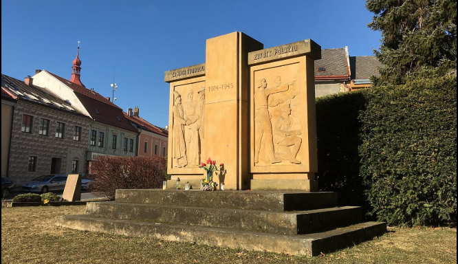 Pomník v Přibyslavi poškozený protiukrajinskými nápisy už je vyčištěný