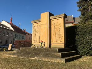 Pomník v Přibyslavi poškozený protiukrajinskými nápisy už je vyčištěný