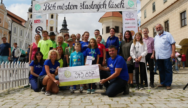 Běh městem šťastných lásek: Na podporu starých a nemocných lidí poputuje přes 300 tisíc korun