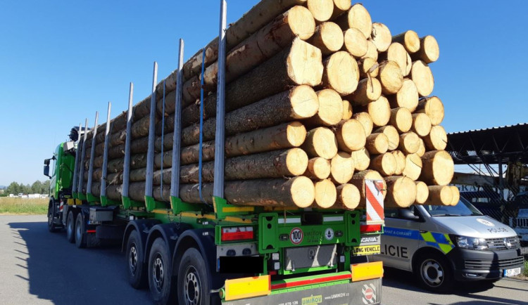 Policie na okraji Brodu zastavila řidiče, co převážel dřevo. Zjistila přetížení o více než 3 tuny