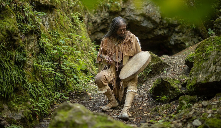 Experti z brněnského muzea vyrobili figurínu šamana, kterého trápily zuby a duševní zdraví