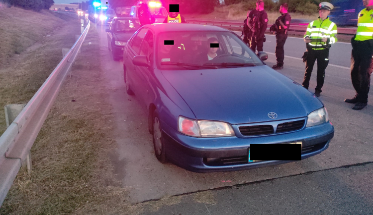 Dva Ukrajinci po D1 převáželi osm migrantů. Šlo o Syřany a Turky, mířili do Německa 