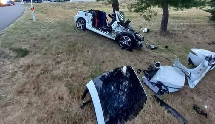 Vážná nehoda na dálničním nájezdu u Jihlavy, po nárazu do stromu je řidič na umělé plicní ventilaci