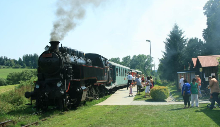 FOTO: Provoz na trati mezi Kostelcem a Slavonicemi začal v roce 1898. Podívejte se na vybraná nádraží