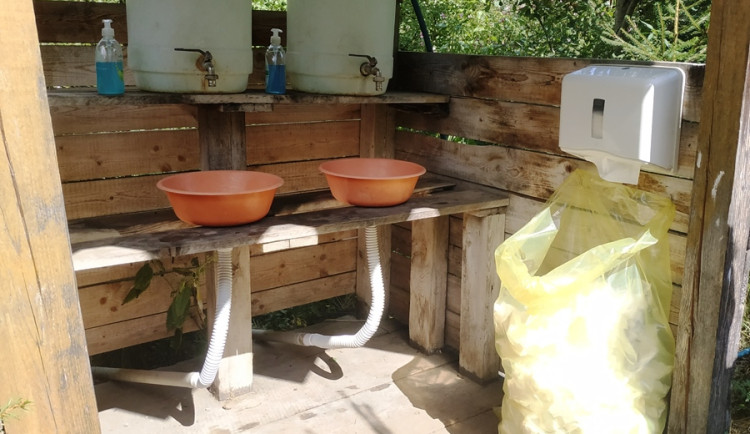 Ilustrační foto, výtokové kohouty k mytí rukou po použití WC