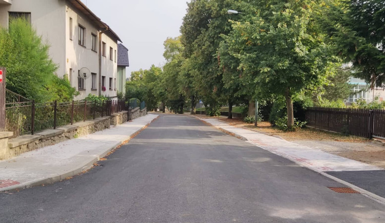 Ulice Jiřího z Poděbrad bude zprovozněna na začátku září. Po téměř čtyřech letech