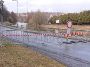 Silnice vedoucí ke Kovofiniši v Ledči je stále uzavřená. Odborné zajištění skály vyjde na 20 milionů korun